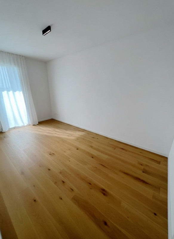 In un'area residenziale caratterizzata dalla suggestiva presenza delle mura cittadine d'epoca cin...