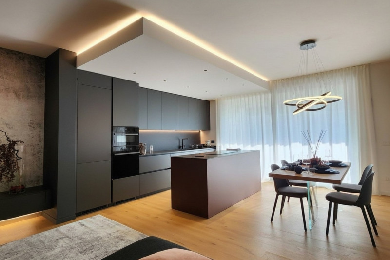 In un'area residenziale caratterizzata dalla suggestiva presenza delle mura cittadine d'epoca cin...