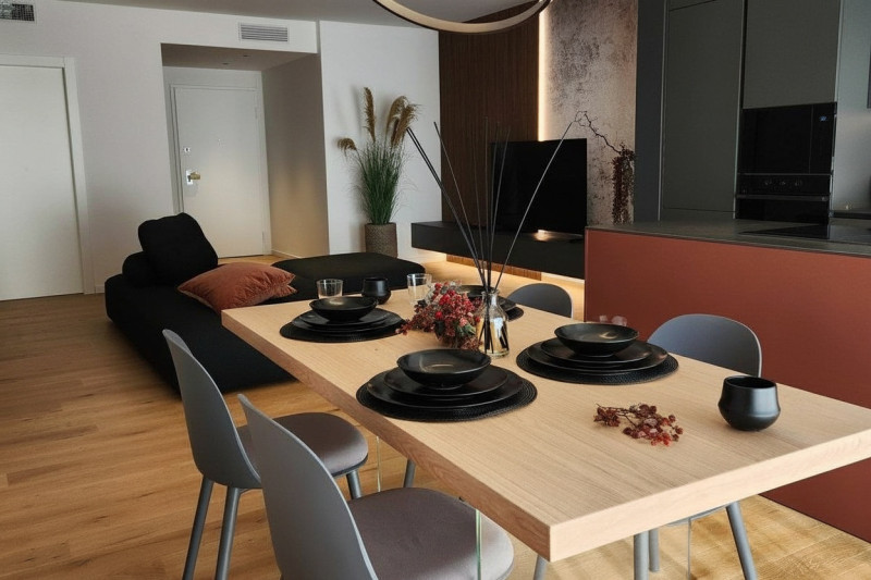 In un'area residenziale caratterizzata dalla suggestiva presenza delle mura cittadine d'epoca cin...