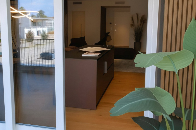 In un'area residenziale caratterizzata dalla suggestiva presenza delle mura cittadine d'epoca cin...