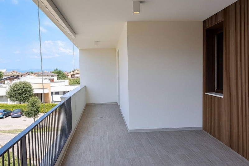 In un'area residenziale caratterizzata dalla suggestiva presenza delle mura cittadine d'epoca cin...