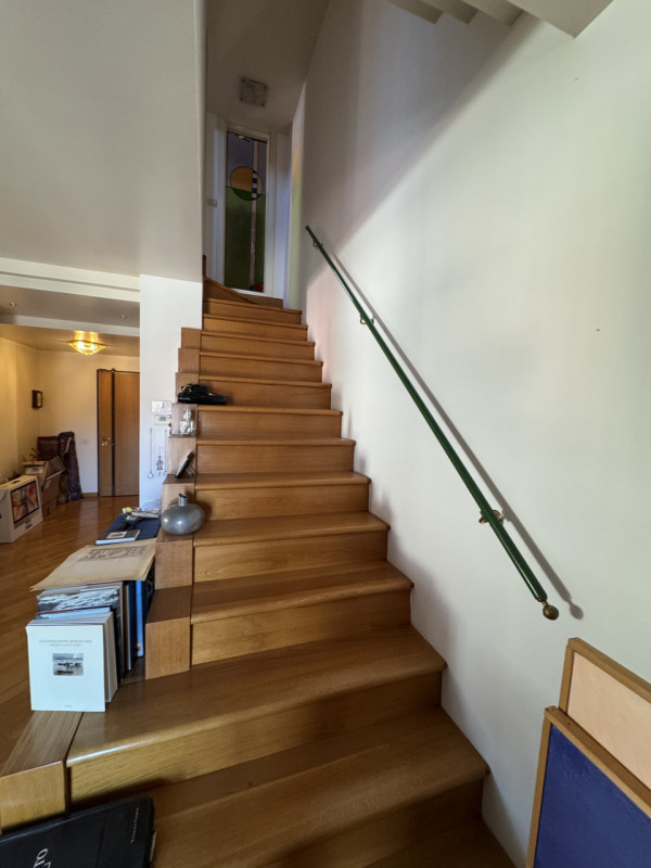 A Vittorio Veneto proponiamo in vendita un ampio e luminoso appartamento trilocale disposto su pi...