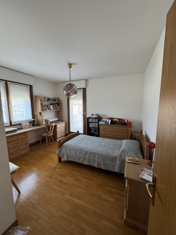 A Vittorio Veneto proponiamo in vendita un ampio e luminoso appartamento trilocale disposto su pi...