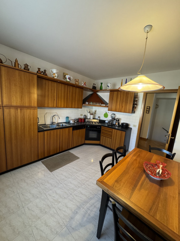 A Vittorio Veneto proponiamo in vendita un ampio e luminoso appartamento trilocale disposto su pi...