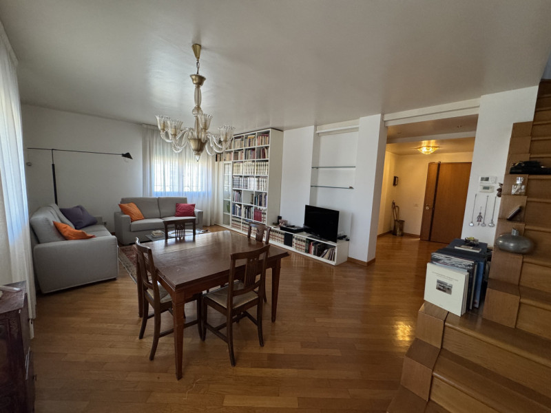 A Vittorio Veneto proponiamo in vendita un ampio e luminoso appartamento trilocale disposto su pi...