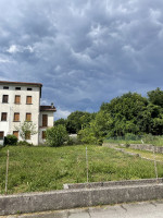Affascinante bifamiliare AL GREZZO situata nel cuore di Forcal, una delle zone più tranquille e r...