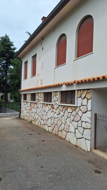 In una zona tranquilla di Thiene, in località Ca’ Paiella, proponiamo in vendita questa  casa sin...