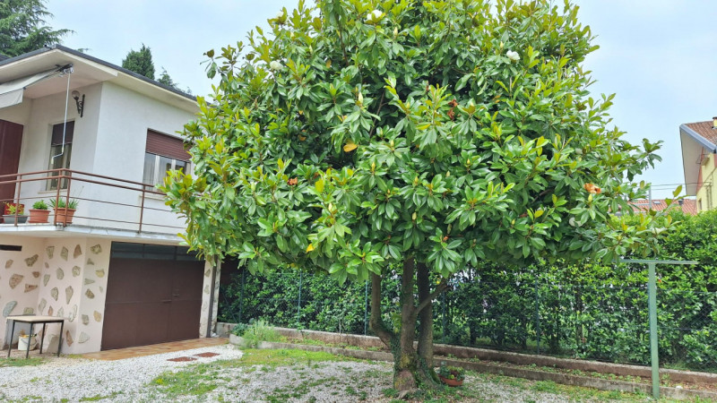 In una zona tranquilla di Thiene, in località Ca’ Paiella, proponiamo in vendita questa  casa sin...