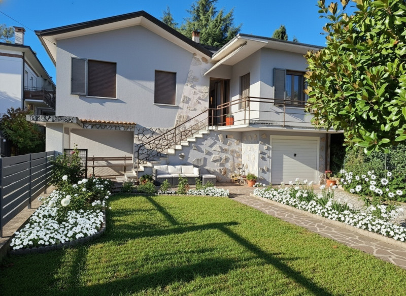 In una zona tranquilla di Thiene, in località Ca’ Paiella, proponiamo in vendita questa  casa sin...