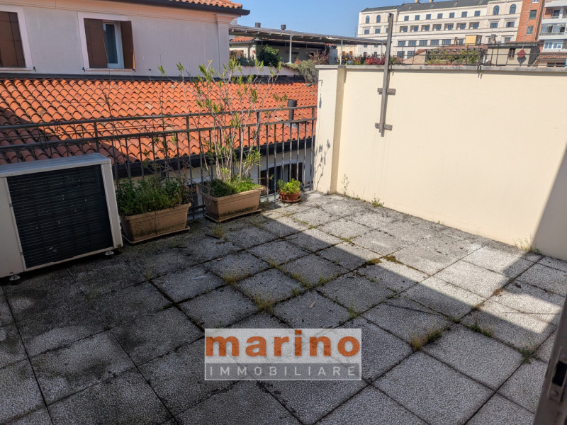 PADOVA - CENTRO STORICO - PIAZZA DEI FRUTTI
Prestigioso appartamento all'ultimo piano in palazzin...