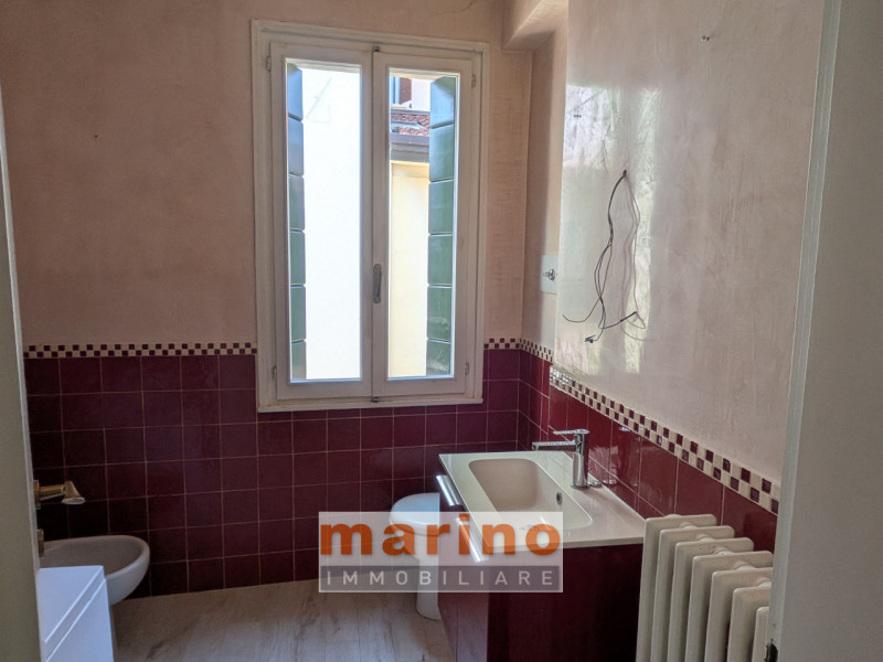 PADOVA - CENTRO STORICO - PIAZZA DEI FRUTTI
Prestigioso appartamento all'ultimo piano in palazzin...