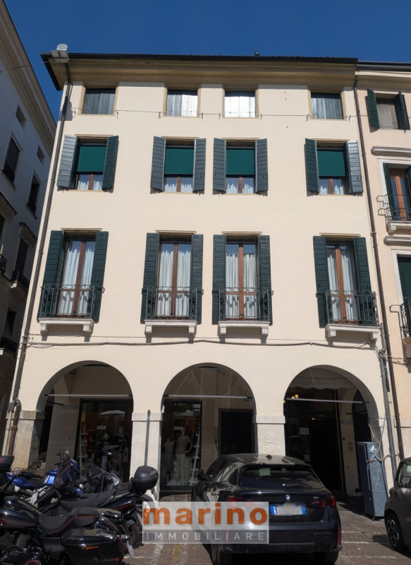 PADOVA - CENTRO STORICO - PIAZZA DEI FRUTTI
Prestigioso appartamento all'ultimo piano in palazzin...