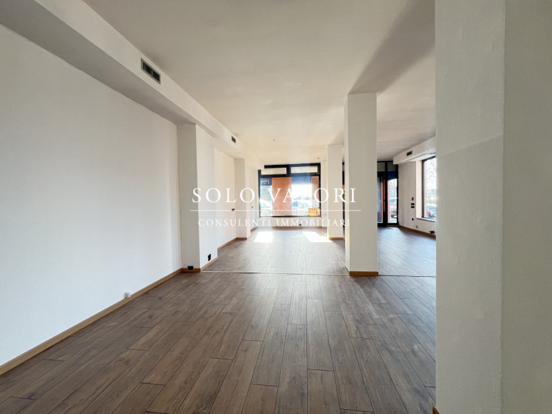 Rif. NEG15 (Per info 338 9387816 Matteo) 

Proponiamo un negozio situato in una zona di forte pas...