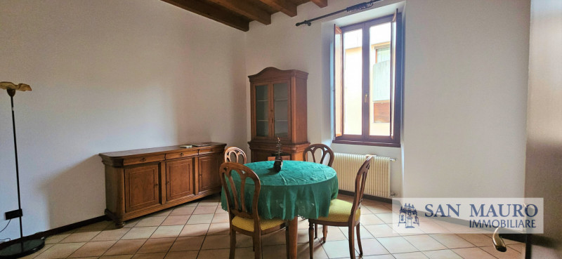 VICENZA OVEST: Laterale Viale Verona: appartamento dalle generose dimensioni al primo piano Vuoto...