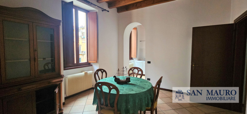 VICENZA OVEST: Laterale Viale Verona: appartamento dalle generose dimensioni al primo piano Vuoto...