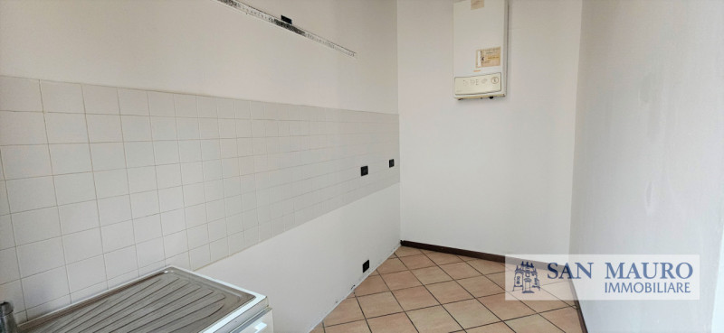 VICENZA OVEST: Laterale Viale Verona: appartamento dalle generose dimensioni al primo piano Vuoto...