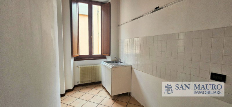 VICENZA OVEST: Laterale Viale Verona: appartamento dalle generose dimensioni al primo piano Vuoto...