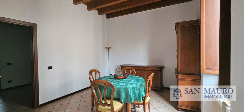 VICENZA OVEST: Laterale Viale Verona: appartamento dalle generose dimensioni al primo piano Vuoto...