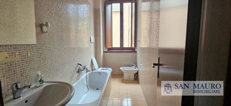 VICENZA OVEST: Laterale Viale Verona: appartamento dalle generose dimensioni al primo piano Vuoto...