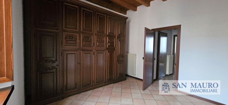 VICENZA OVEST: Laterale Viale Verona: appartamento dalle generose dimensioni al primo piano Vuoto...