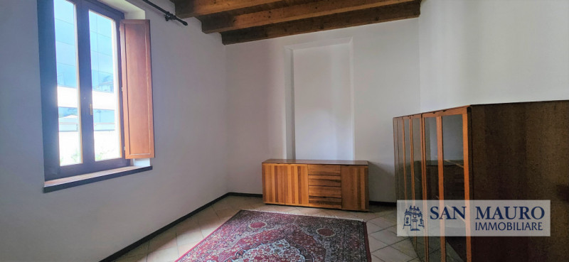 VICENZA OVEST: Laterale Viale Verona: appartamento dalle generose dimensioni al primo piano Vuoto...