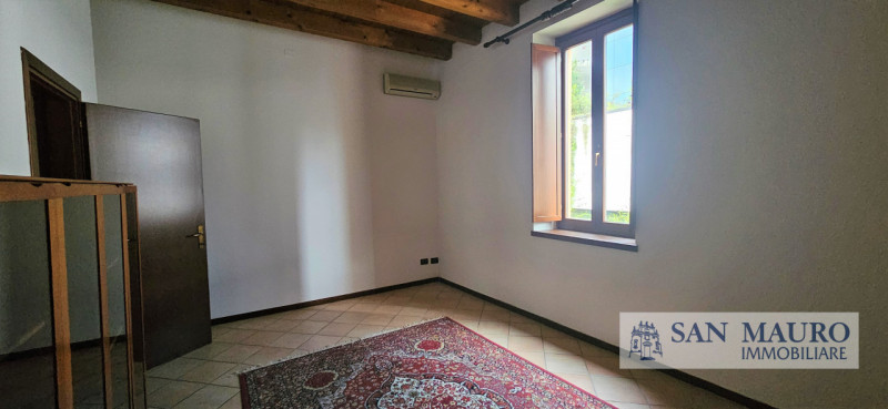 VICENZA OVEST: Laterale Viale Verona: appartamento dalle generose dimensioni al primo piano Vuoto...