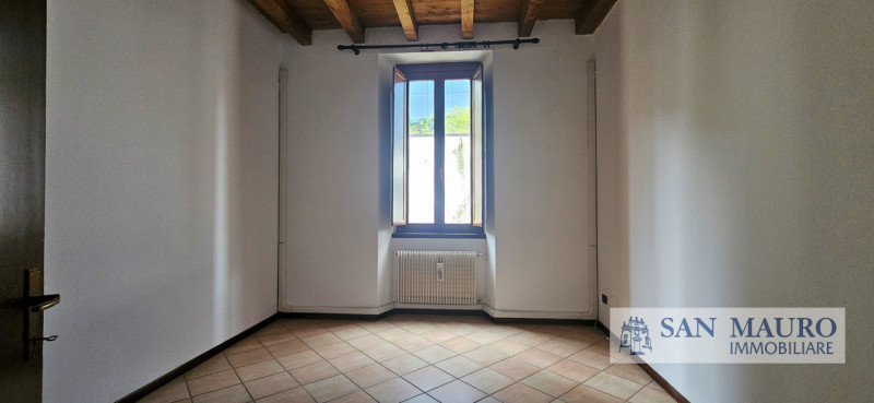 VICENZA OVEST: Laterale Viale Verona: appartamento dalle generose dimensioni al primo piano Vuoto...