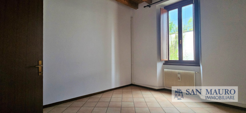 VICENZA OVEST: Laterale Viale Verona: appartamento dalle generose dimensioni al primo piano Vuoto...