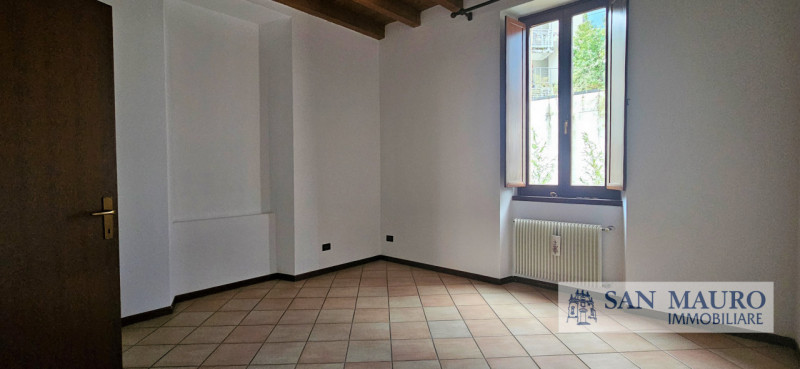 VICENZA OVEST: Laterale Viale Verona: appartamento dalle generose dimensioni al primo piano Vuoto...