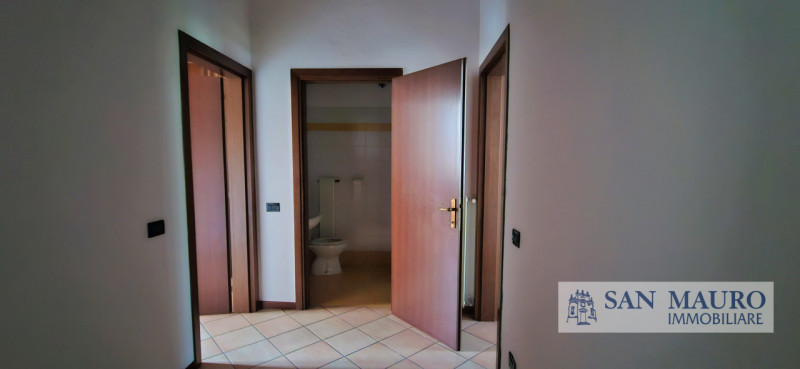 VICENZA OVEST: Laterale Viale Verona: appartamento dalle generose dimensioni al primo piano Vuoto...