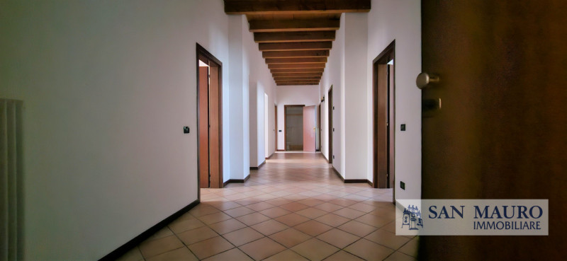 VICENZA OVEST: Laterale Viale Verona: appartamento dalle generose dimensioni al primo piano Vuoto...