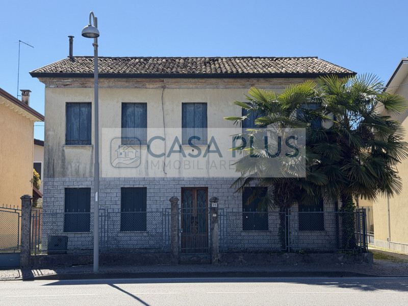 Tombolo, in posizione centrale, lungo la via principale e comoda a tutti i servizi, proponiamo ca...