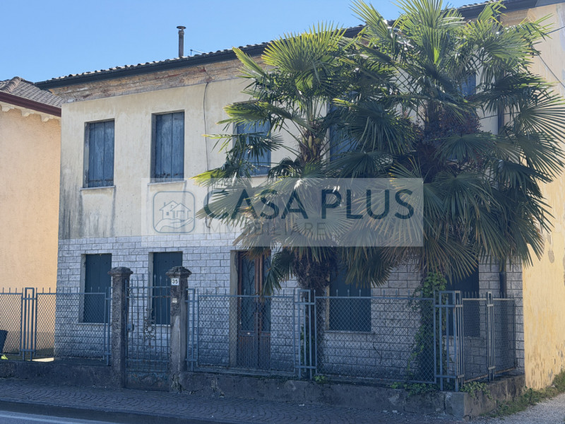 Tombolo, in posizione centrale, lungo la via principale e comoda a tutti i servizi, proponiamo ca...