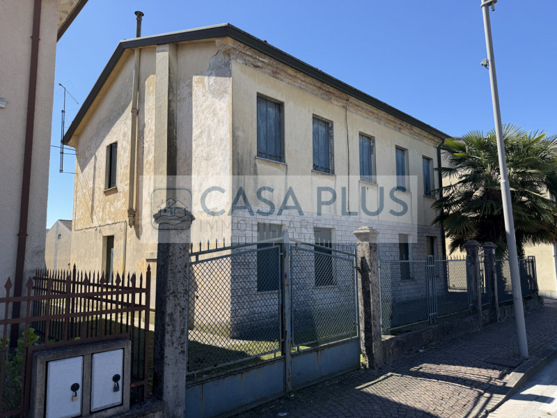 Tombolo, in posizione centrale, lungo la via principale e comoda a tutti i servizi, proponiamo ca...