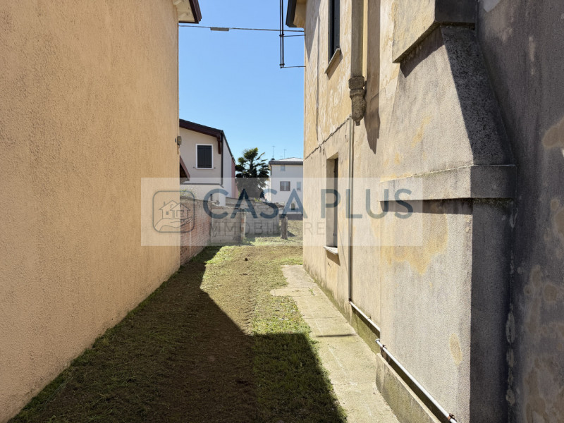 Tombolo, in posizione centrale, lungo la via principale e comoda a tutti i servizi, proponiamo ca...