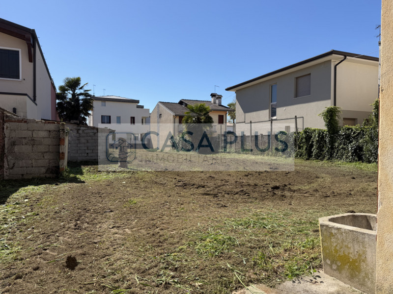 Tombolo, in posizione centrale, lungo la via principale e comoda a tutti i servizi, proponiamo ca...