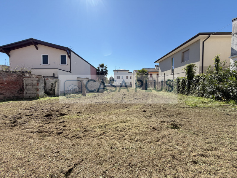 Tombolo, in posizione centrale, lungo la via principale e comoda a tutti i servizi, proponiamo ca...