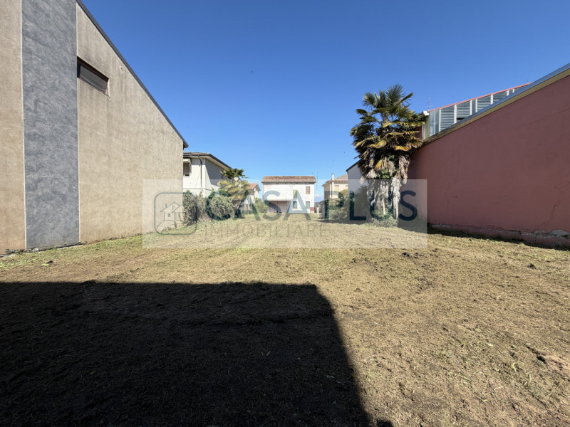 Tombolo, in posizione centrale, lungo la via principale e comoda a tutti i servizi, proponiamo ca...