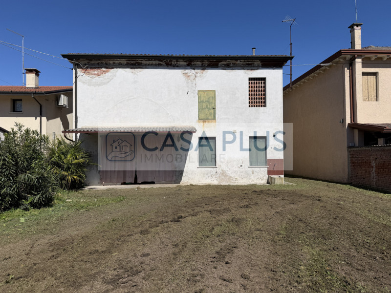 Tombolo, in posizione centrale, lungo la via principale e comoda a tutti i servizi, proponiamo ca...