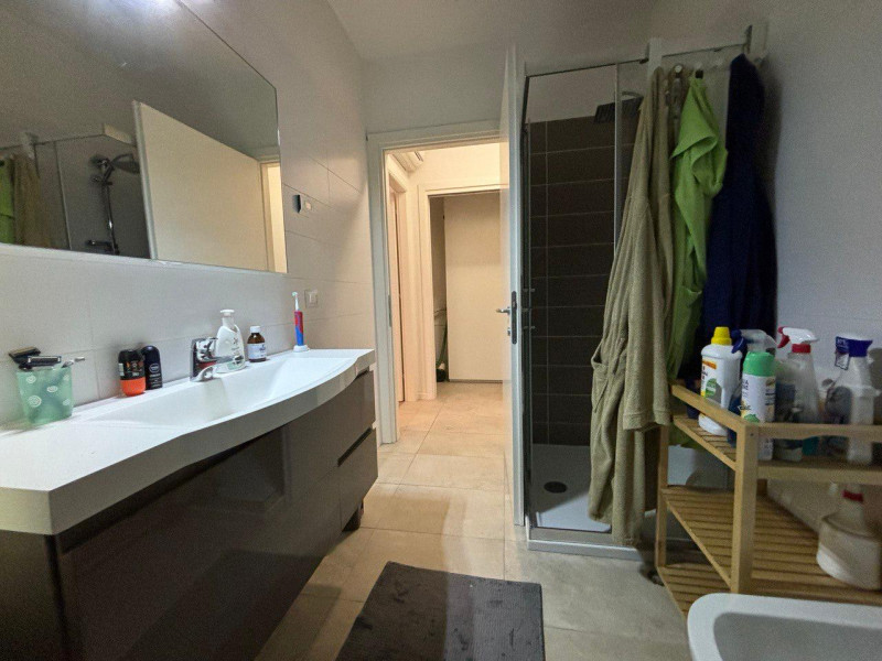 Scopri questo affascinante appartamento bilocale situato nel cuore di Mellaredo, una delle zone p...