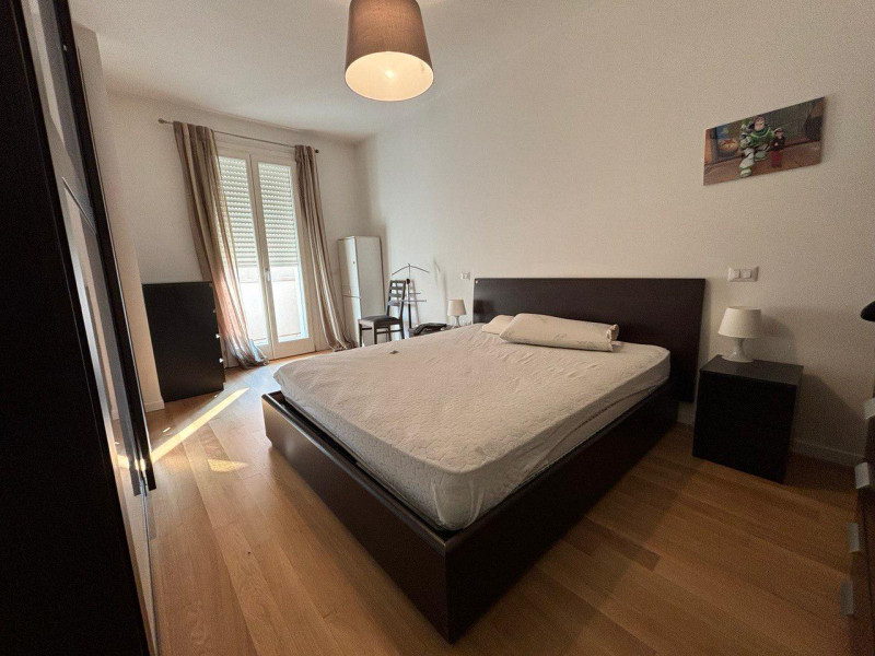 Scopri questo affascinante appartamento bilocale situato nel cuore di Mellaredo, una delle zone p...