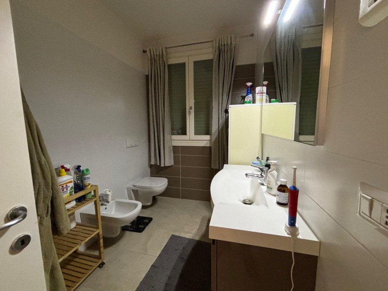 Scopri questo affascinante appartamento bilocale situato nel cuore di Mellaredo, una delle zone p...