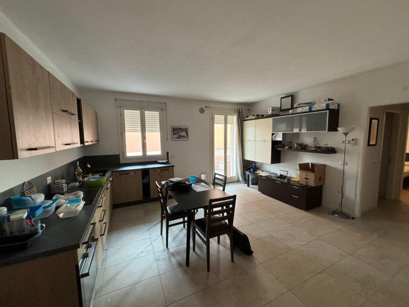 Scopri questo affascinante appartamento bilocale situato nel cuore di Mellaredo, una delle zone p...