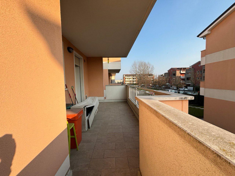 Scopri questo affascinante appartamento bilocale situato nel cuore di Mellaredo, una delle zone p...