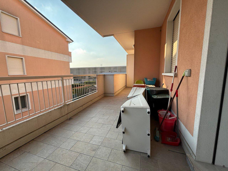 Scopri questo affascinante appartamento bilocale situato nel cuore di Mellaredo, una delle zone p...