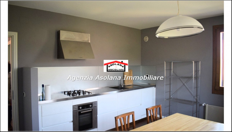 Affittasi attico di ampie dimensioni inserito all’interno di una Casa padronale con ampio scopert...