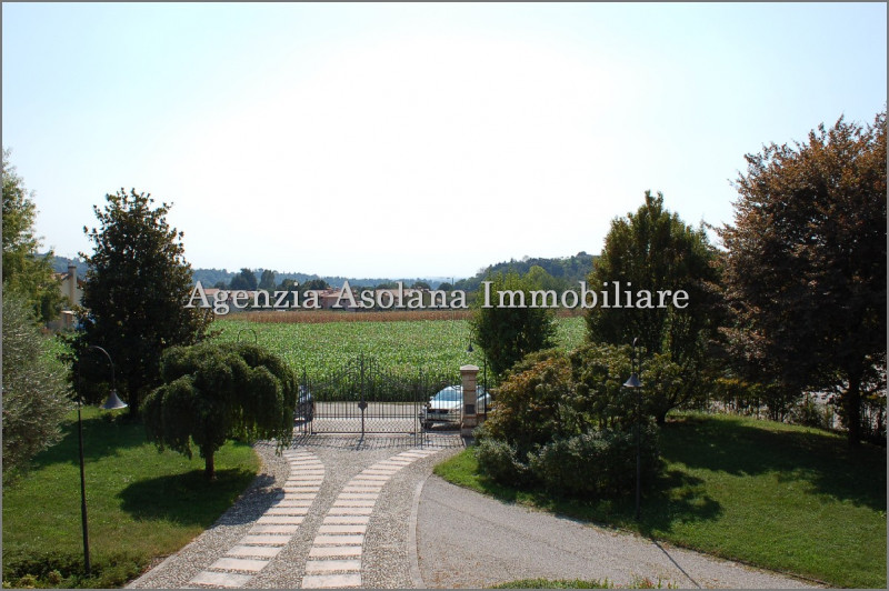 Affittasi attico di ampie dimensioni inserito all’interno di una Casa padronale con ampio scopert...