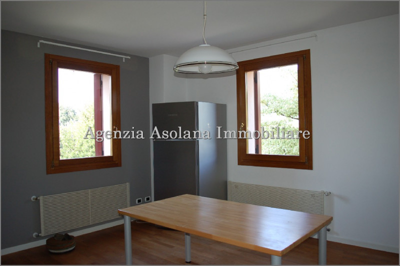 Affittasi attico di ampie dimensioni inserito all’interno di una Casa padronale con ampio scopert...