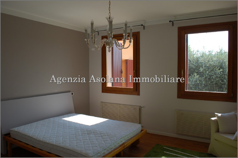 Affittasi attico di ampie dimensioni inserito all’interno di una Casa padronale con ampio scopert...