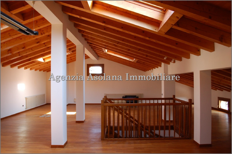 Affittasi attico di ampie dimensioni inserito all’interno di una Casa padronale con ampio scopert...
